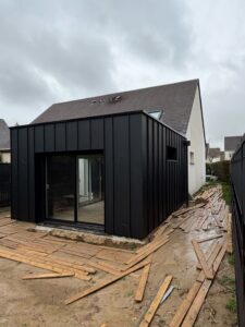 Extension moderne maison en construction.